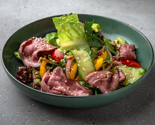 Salad mix with roast beef and cherry tomatoes