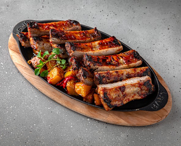 BBQ pork ribs with chilli potatoes