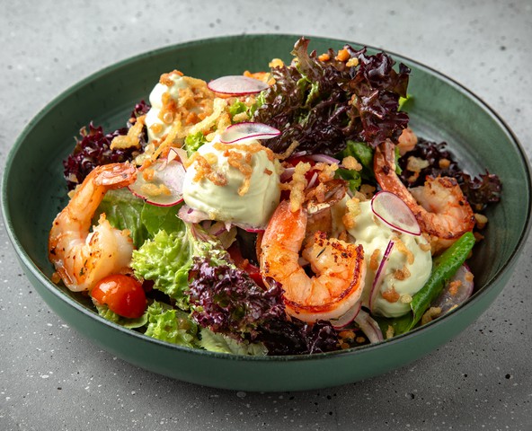 Salad with tiger prawns, avocado cream and tomatoes