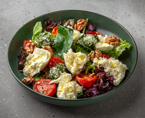 Salad with baked tomatoes, mozzarella and homemade pesto sauce