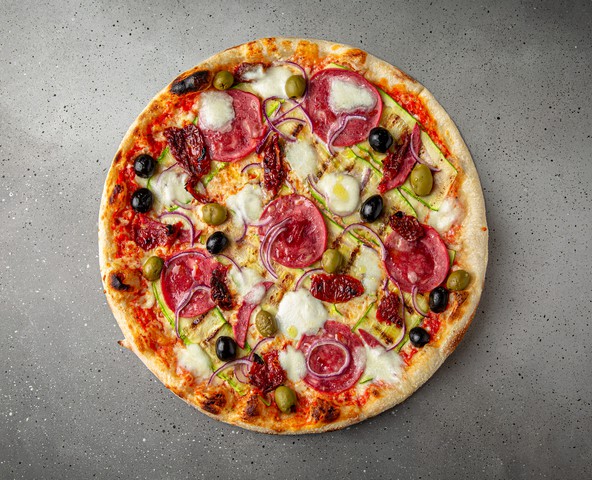 Pizza with ham and mozzarella