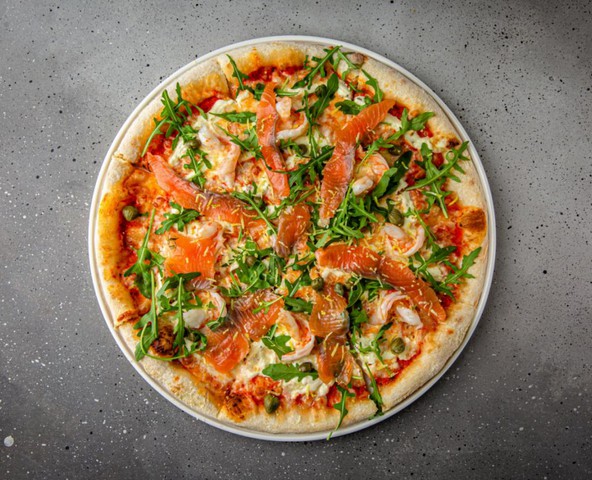 Pizza cu somon și creveți