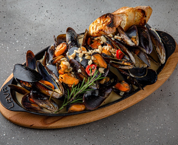 Garlic mussels with Blue cheese sauce