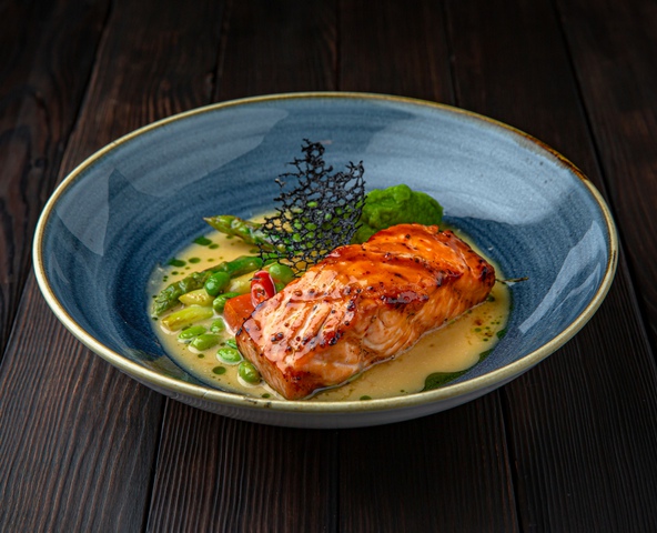Salmon fillet with asparagus and broccoli puree