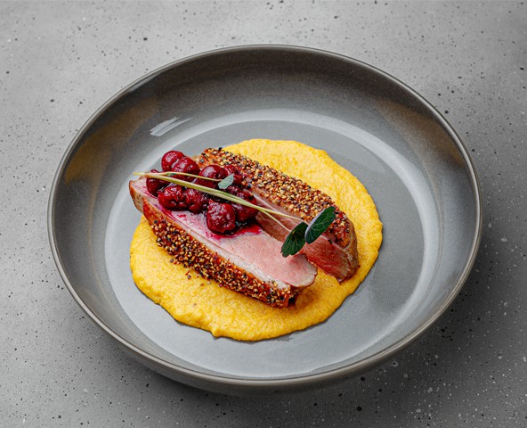 Утиная грудка с фруктовым пюре и вишней