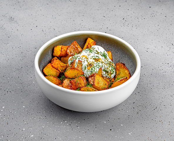 Fried potatoes with sour cream and dill