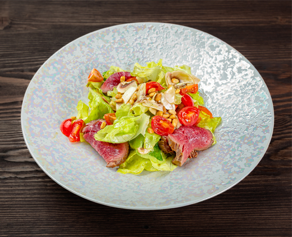 Salată Butterhead cu mușchi de vițel, roșii cherry, ciuperci champignon și nuci de pin
