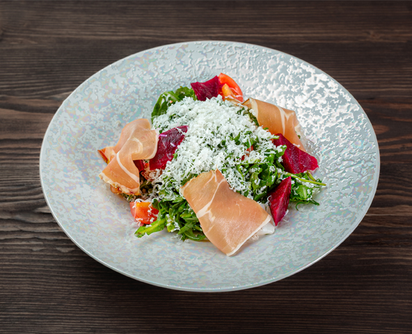 Rucola cu sfeclă afumată, prosciutto și Pecorino