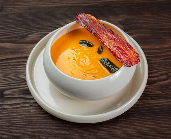 Supă cremă de cartof dulce cu bacon și chipsuri de salvie