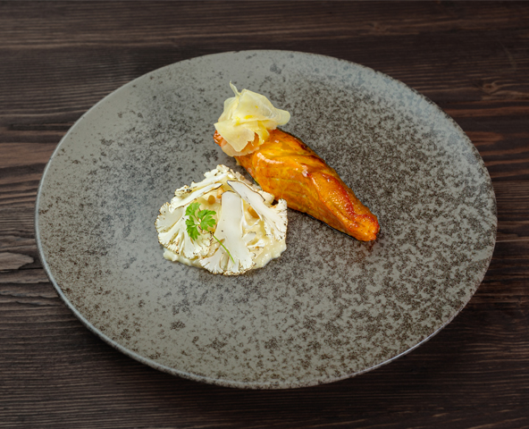 Somon cu conopidă și ghimbir marinat