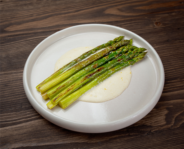 Sparanghel cu sos de lămâie și smântână