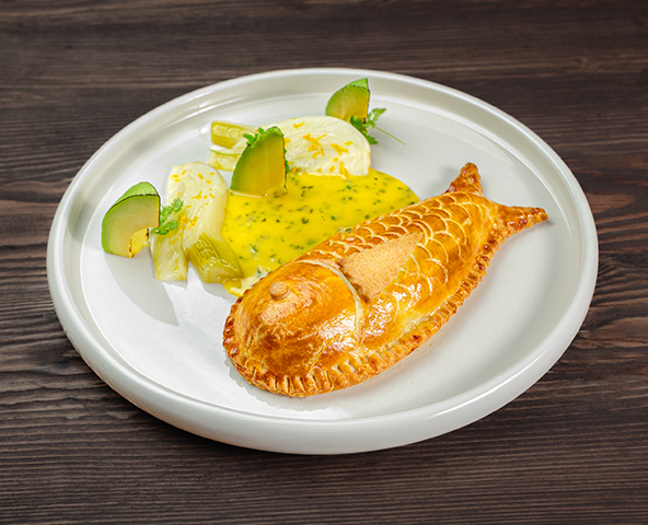 Biban de mare în crustă, cu avocado fenicul și sos hollandaise