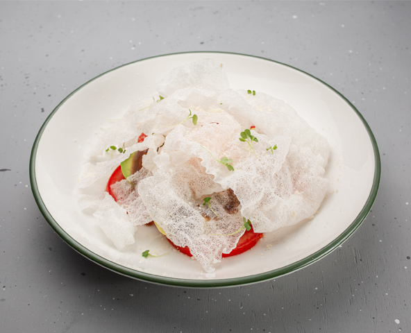 Aperitiv de crab cu avocado și chipsuri de orez