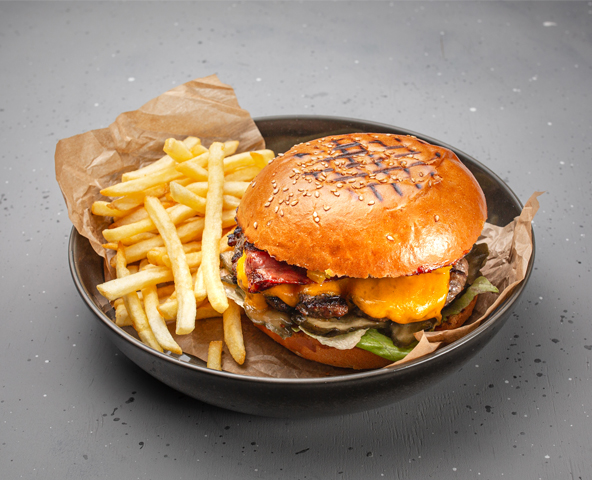 Cheeseburger cu bacon și chutney de ananas