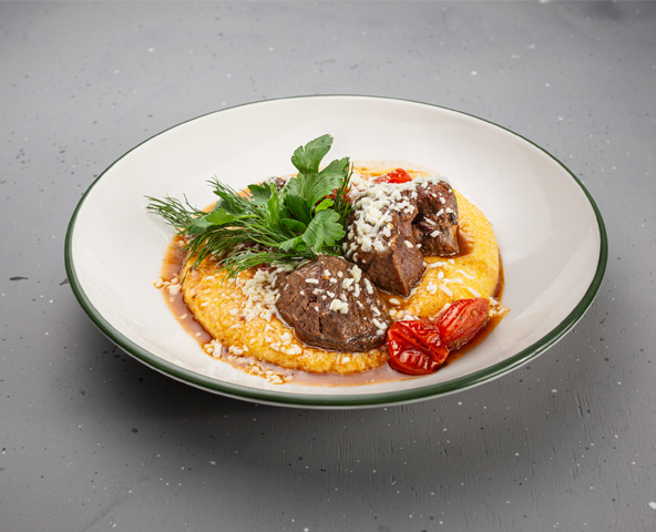 Polentă cu miel și brânză