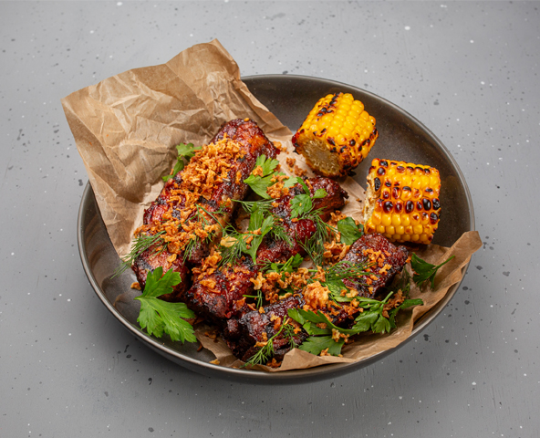 Coaste de porc afumate cu porumb la gril