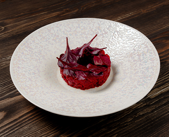 Тартар из свеклы с чёрным чесноком