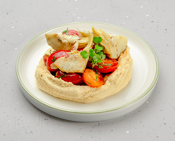 Хумус с томатами черри и артишоками