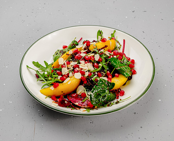 Салат с грушей, киноа и гранатом