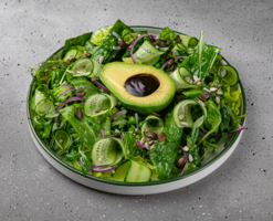 Зелёный салат с авокадо