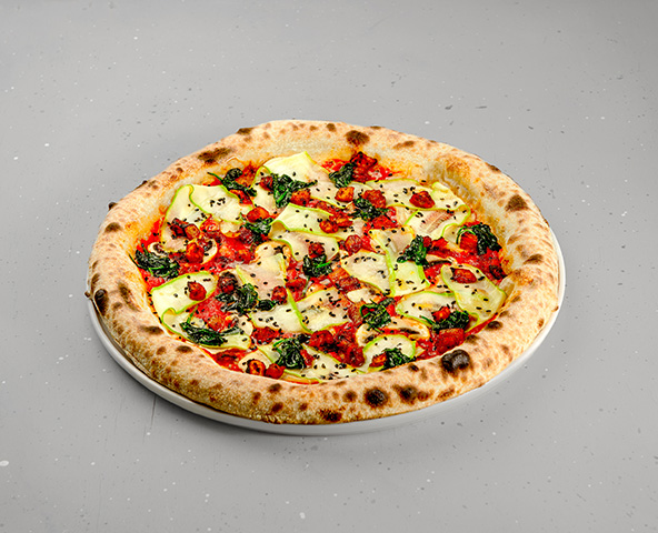 Пицца с баклажаном, цукини и шпинатом