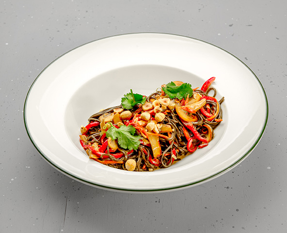 Гречневая лапша с овощами Wok и кокосовым соусом