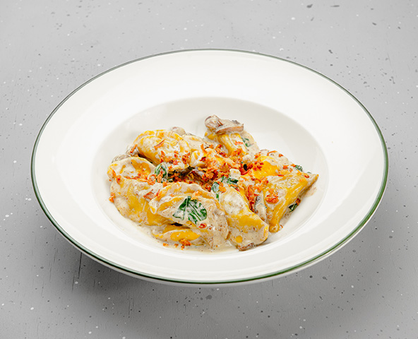 Вареники с картофелем в белом соусе c грибами