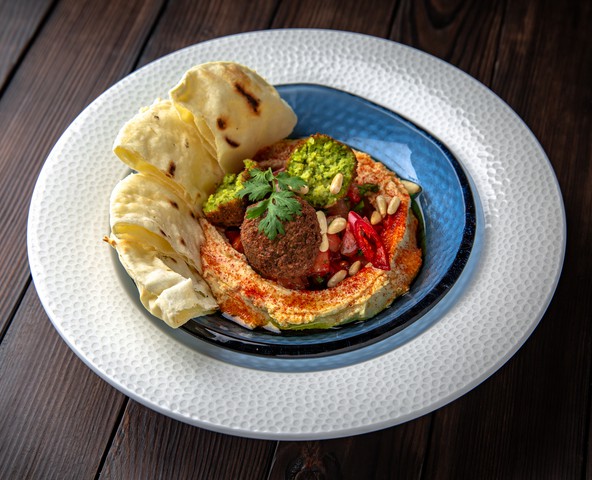 Hummus cu falafel şi salată din roşii şi ardei chili