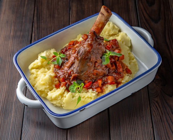 Red wine-braised lamb shank with mashed potatoes