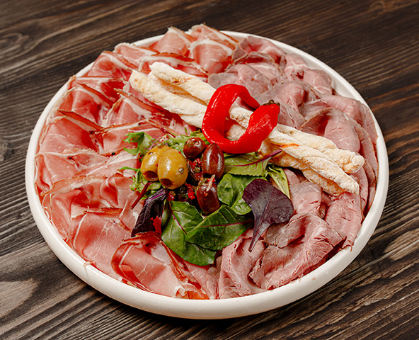 Плато с ростбифом и сыровяленым мясом