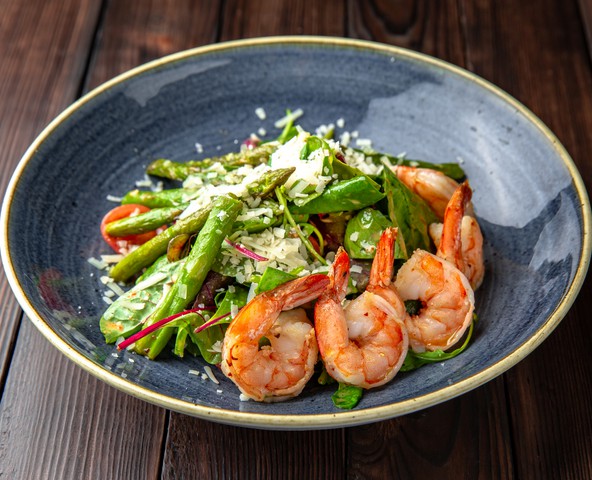Green salad with shrimps, asparagus and parmesan