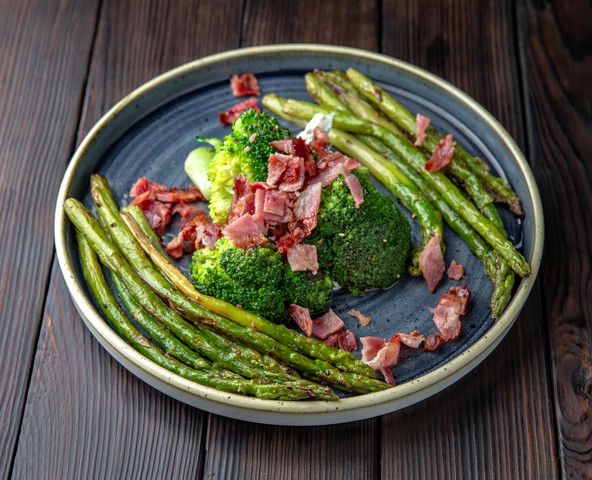 Sparanghel cu broccoli în sos cremos cu bacon